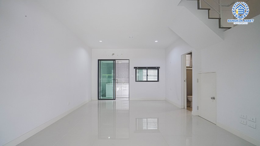 ทาวน์โฮมมือสอง ม.บ้านกลางเมือง ราชพฤกษ์-พระราม5 ทาวน์โฮม3ชั้น บ้านสวยเหมือนไม่เคยเข้าอยู่ บนเนื้อที่ 17 ตร.ว. ฟังก์ชัน 3 ห้องนอน 3 ห้องน้ำ 2  ที่จอดรถ บนทำเลเดินทางสะดวก เชื่อมต่อถนน นครอินทร์, พระราม5, ราชพฤกษ์, รัตนาธิเบศร์ ใกล้รถไฟฟ้าและทางด่วน!